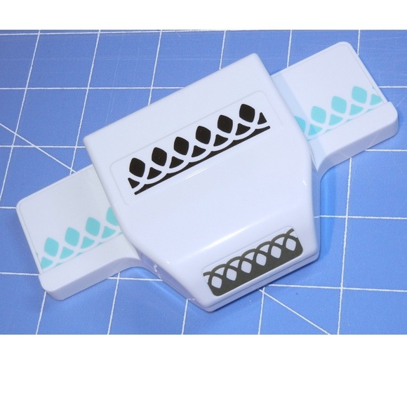 We R Memory Keepers Edge Punch Scallop Arches Chain Paper Crafting - Picture 1 of 7